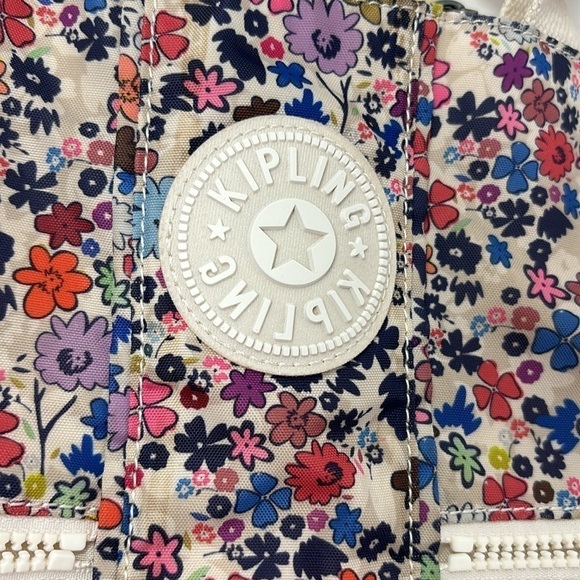 large flowered kipling bag, the bag has many compartments - Picture 3 of 11